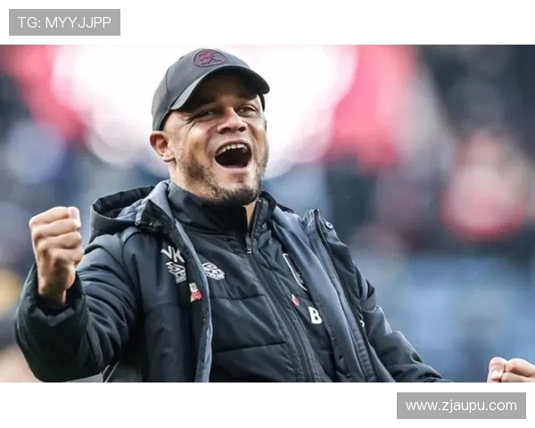 拜仁工作人员清除积雪保障球队训练孔帕尼亲自致谢合影留念